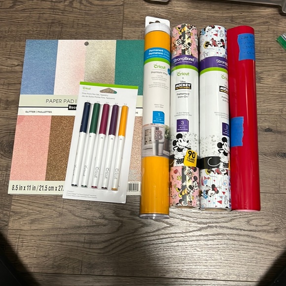 Cricut Disney Bundle - Picture 1 of 8